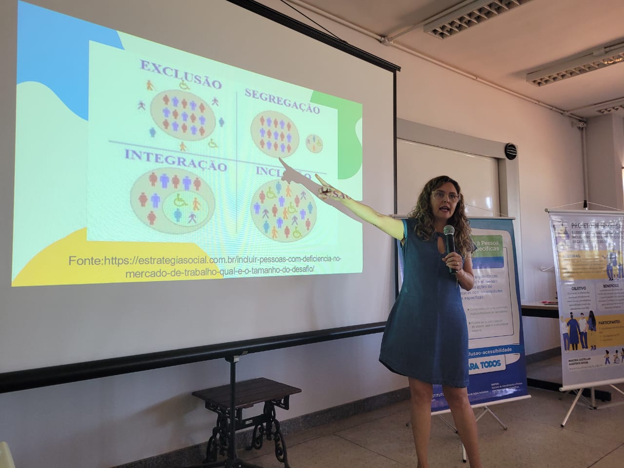 A assistente social do câmpus, Marcíria Castellani, ministrou a palestra “Barreiras atitudinais no processo de inclusão no ensino médio: um estudo de caso em câmpus do IFG” A assistente social do câmpus, Marcíria Castellani, ministrou a palestra “Barreiras atitudinais no processo de inclusão no ensino médio: um estudo de caso em câmpus do IFG”